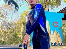 อ๊อฟ ปองศักดิ์ ในชุด wetsuit เตรียมเรียนดำน้ำ Scuba Diving