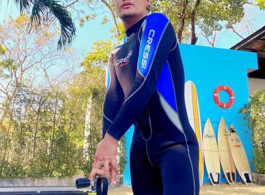 อ๊อฟ ปองศักดิ์ ในชุด wetsuit เตรียมเรียนดำน้ำ Scuba Diving