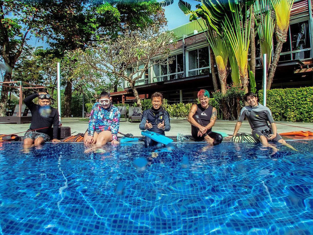 อ๊อฟ ปองศักดิ์ เพื่อนๆ และ ครูสอนดำน้ำ