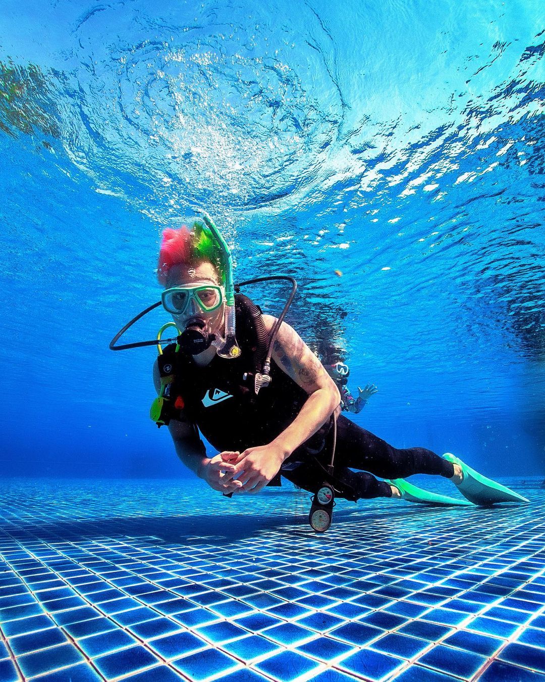 อ๊อฟ ปองศักดิ์ กับ สีผมใหม่ ใน wetsuit และ ตีนกบ พร้อมอุปกรณ์ดำน้ำครบชุด