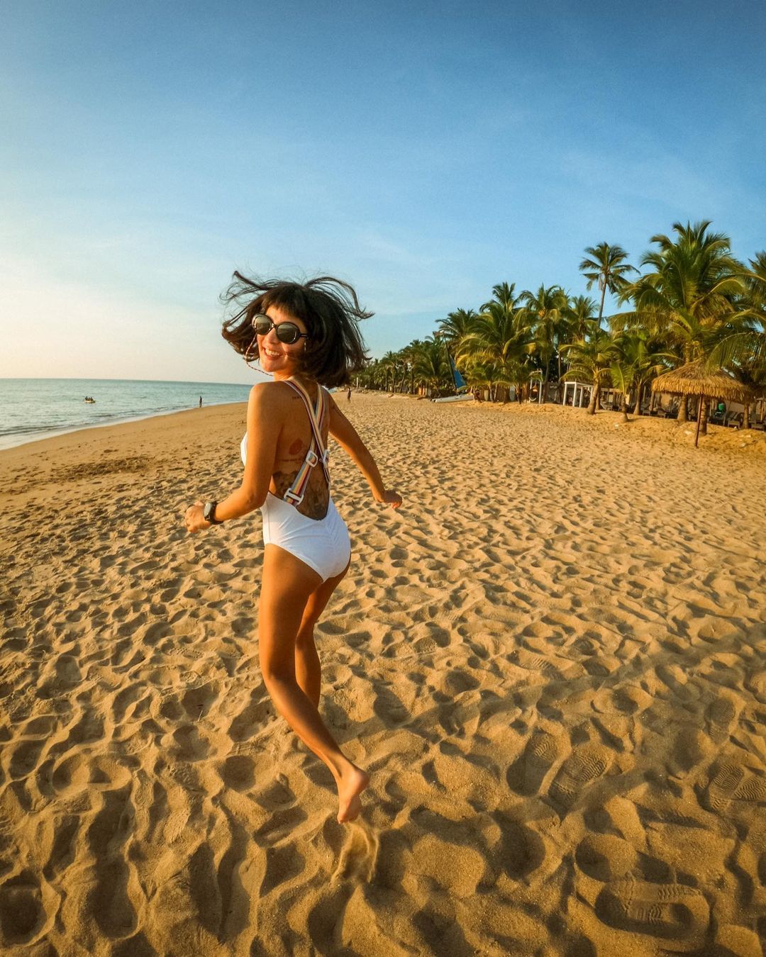 สายป่านในชุดบอดี้สูท ก่อนตะวันจะลับขอบฟ้า