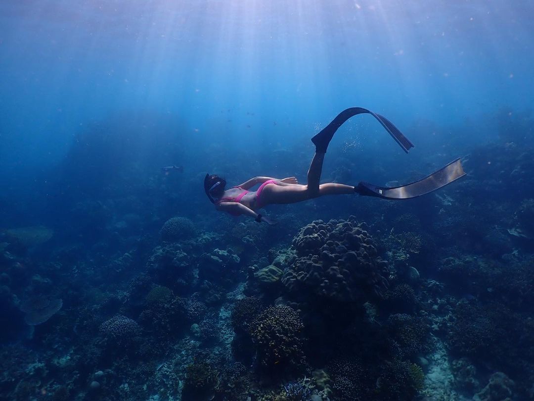 สายป่าน ในชุดว่ายน้ำแบบบิกินี่สีชมพู แหวกว่ายอยู่ท่ามกลางปะการัง