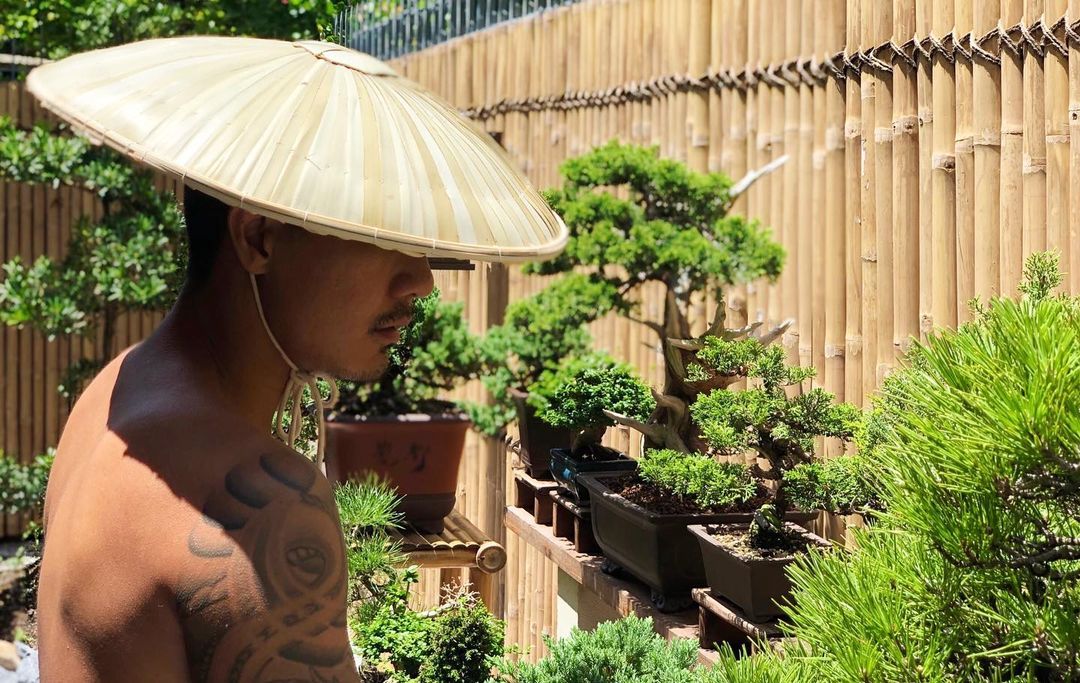 แบงค์ วงแคลช กับ สวนต้นไม้บอนไซ