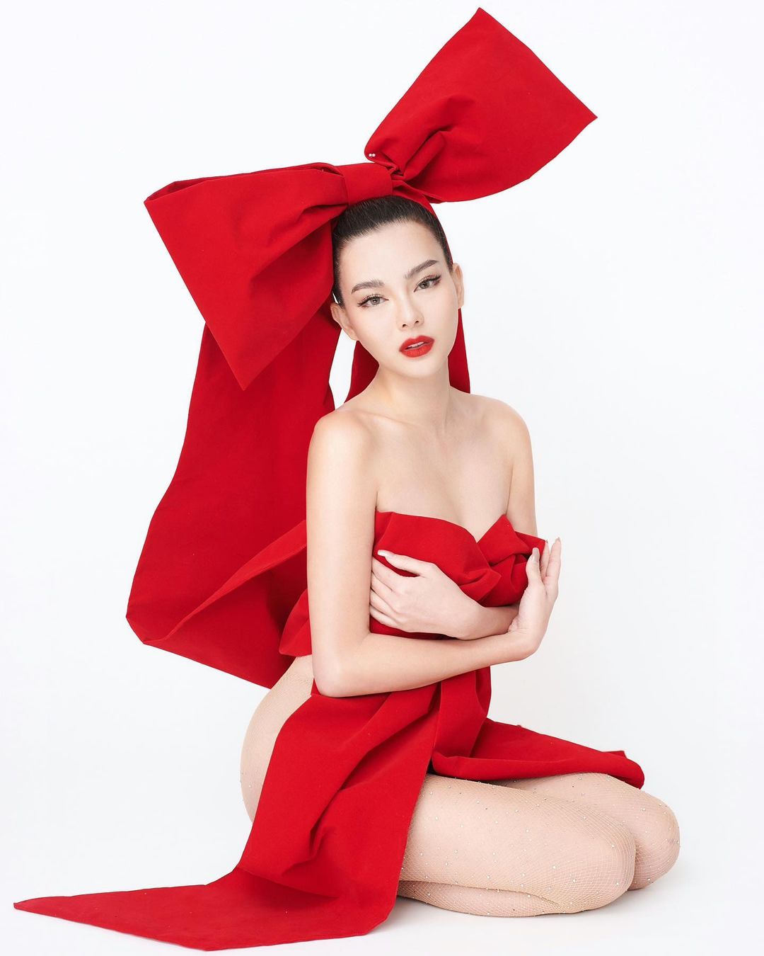 ดิว อริสรา ถ่ายภาพนู้ด ใส่ชุดโบว์สีแดง ในวันคริสต์มาส
