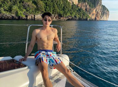 เคน ภูภูมิ นั่งผ่อนคลายบนเรือกลางทะเล