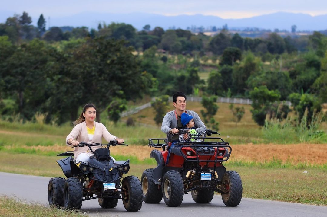 ชาคริต พร้อมภรรยา และ ลูกชาย ขี่รถ ATV ในไร่ สิงห์ปาร์ค จังหวัดเชียงราย