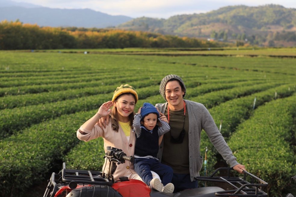 ชาคริต พร้อมภรรยา และ ลูกชาย ถ่ายรูปร่วมกัน ในไร่ชา จังหวัดเชียงราย