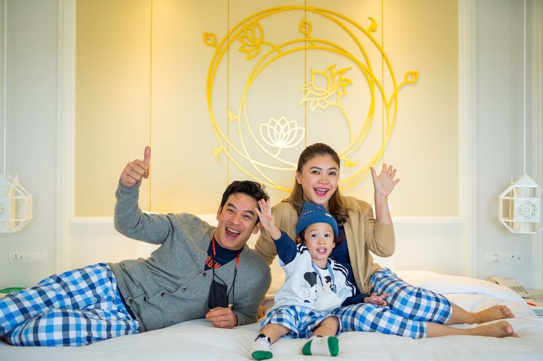 ชาคริต แอน น้องโพธิ์ บนเตียงนอนในห้องพัก ของโรงแรม The Riverie by Katathani