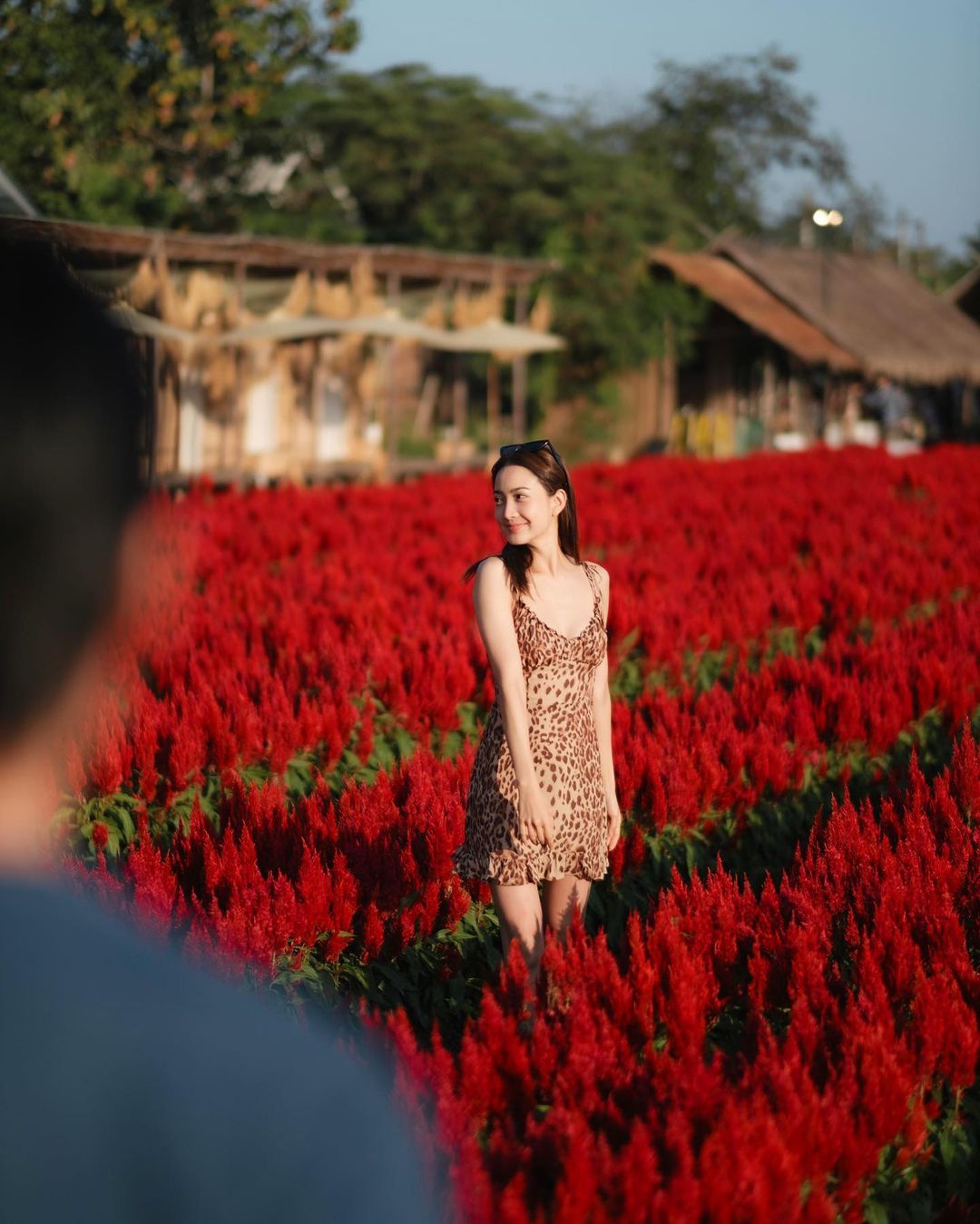 ต้ว ณฐพร เตมีรักษ์ โพสต์ท่าถ่ายรูป ท่ามกล่างสวนดอกไม้