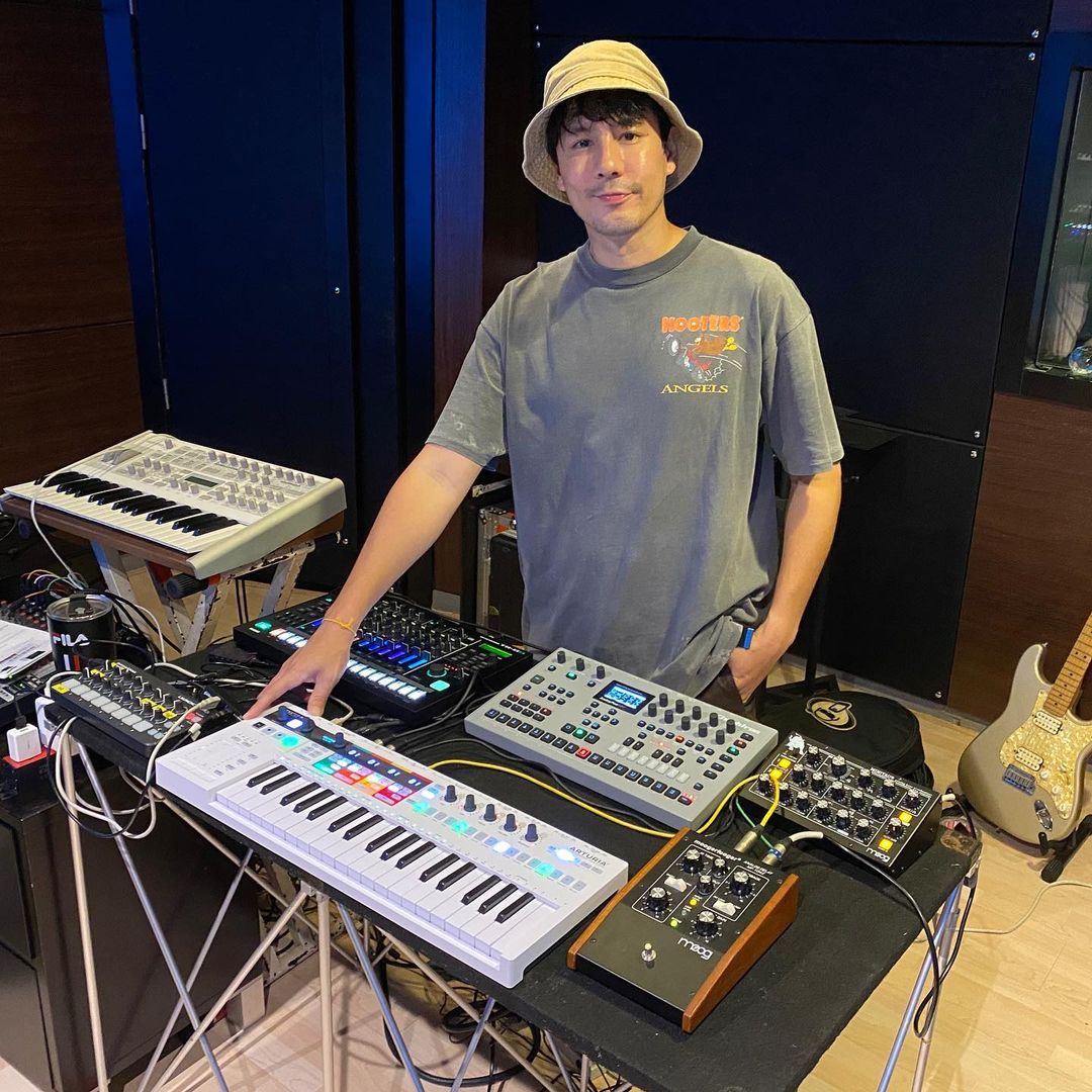 โดม ปกรณ์ ลัม และเครื่องสังเคราะห์เสียง (synthesizer) ที่ใช้ในการทำเพลงใหม่