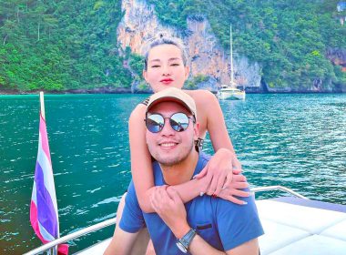 ดิว อริสรา ทองบริสุทธิ์ กอดคอแฟนหนุ่ม เซบาสเตียน ลี บนเรือยอร์ช ซึ่งลอยลำอยู่ที่เกาะพีพีเล จังหวัดกระบี่