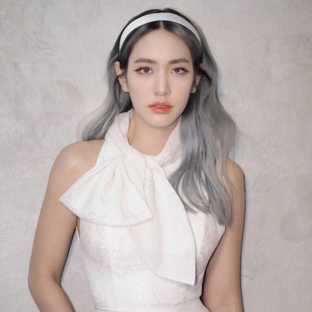 มิน พีชญา ในเดรสสีขาว ดูสวยเท่ กับ สีผมใหม่