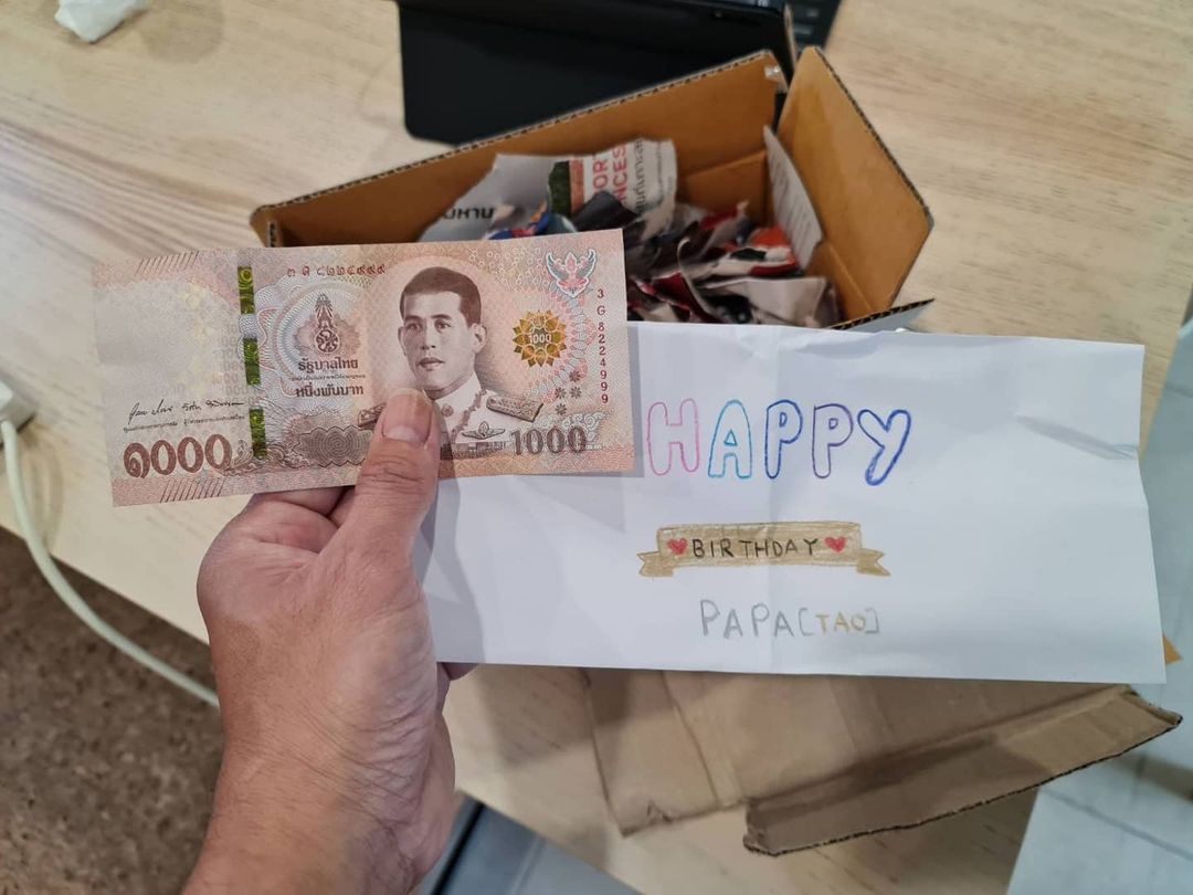 น้องสมใจ สรรกมล เข็มกลัด ลูกสาว มอบเงิน 1,000 บาท เป็นของขวัญวันเกิดอายุ 47 ปี ให้พ่อ เต๋า สมชาย เข็มกลัด