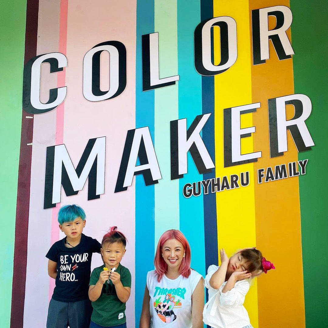 ฮารุ สุประกอบ และ ลูกๆทั้ง 3 คน ถ่ายรูปที่ร้านทำผม Color Maker