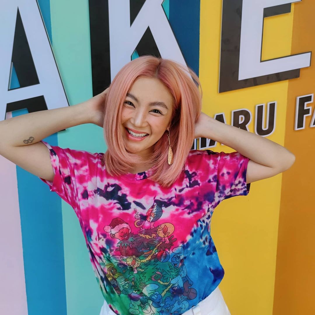 ฮารุ สุประกอบ ย้อมผมสีชมพู ที่ร้านทำผม Color Maker ของตัวเอง