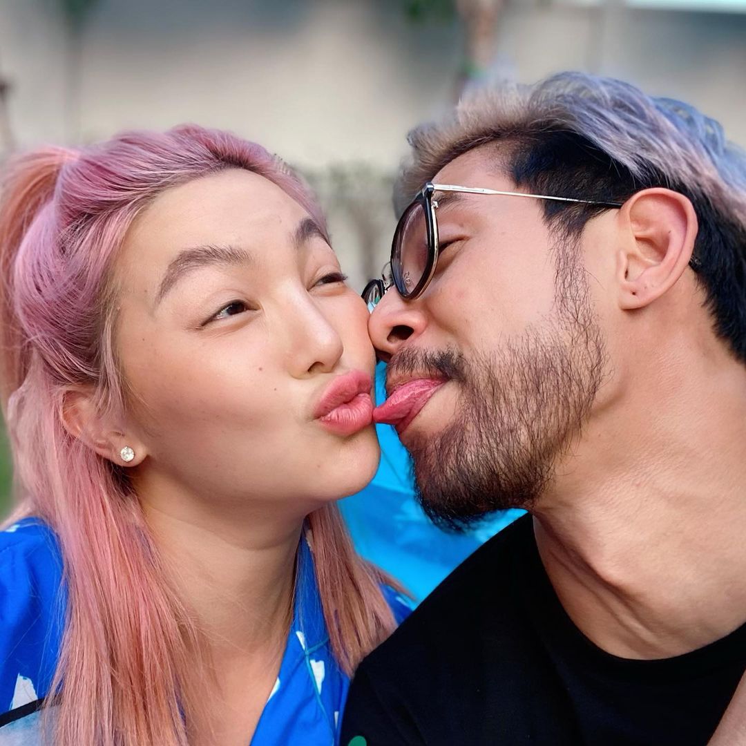 ฮารุ สุประกอบ และ กาย รัชชานนท์ สุประกอบ ซึ่งย้อมผมสีชมพู และ สีเทา กำลังหยอกล้อกัน