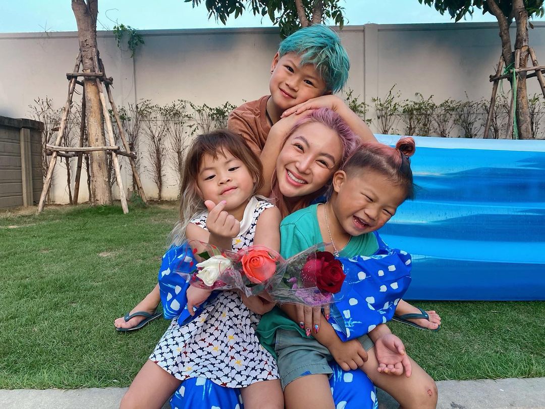 ฮารุ สุประกอบ และ ลูกๆทั้ง 3 คน ย้อมผมสีสันสดใส