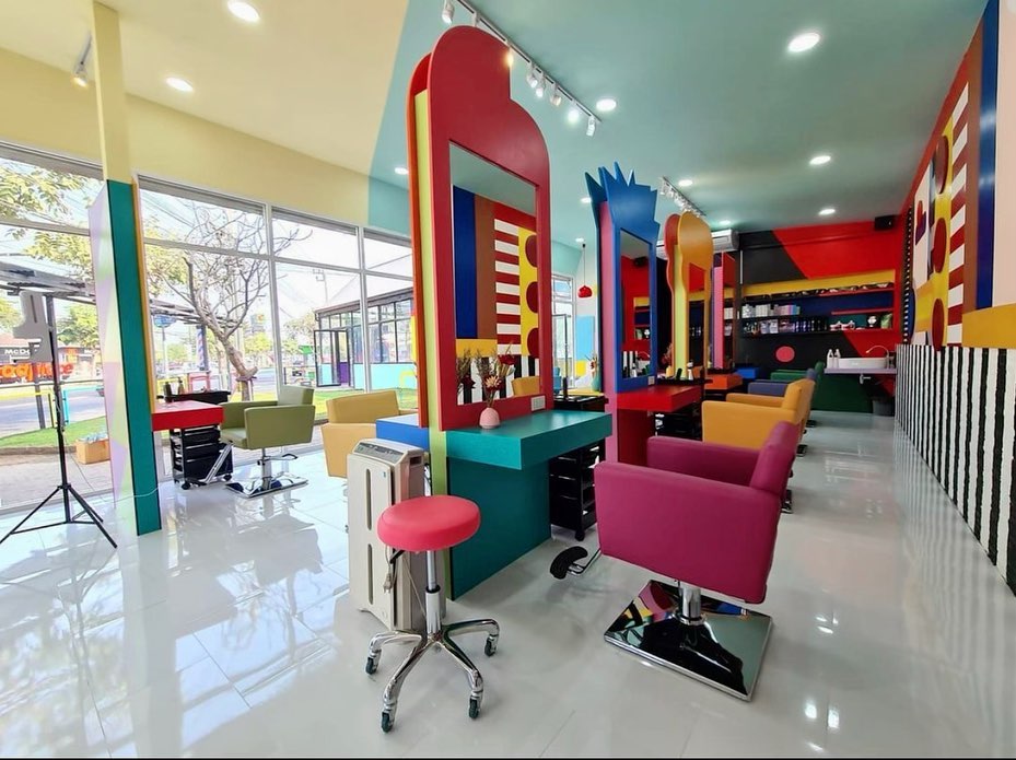 ภายในร้านทำผม Color Maker (คัลเลอร์ เมคเกอร์) ซึ่งตั้งอยู่ที่ ถนนสุขาภิบาล 5 ซอย 40