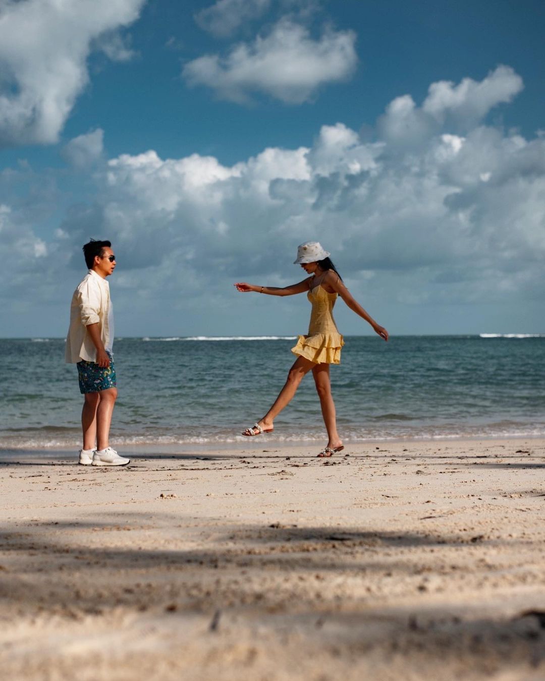 เมย์ พิชญ์นาฏ และ แฟนหนุ่ม บิ๊ก อัครวัชร เดินเล่นกันที่ชายหาด เกาะสมุย