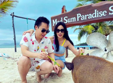เมย์ พิชญ์นาฏ และแฟนหนุ่ม บิ๊ก อัครวัชร ให้อาหารหมู สัตว์ประจำเกาะมัดสุม