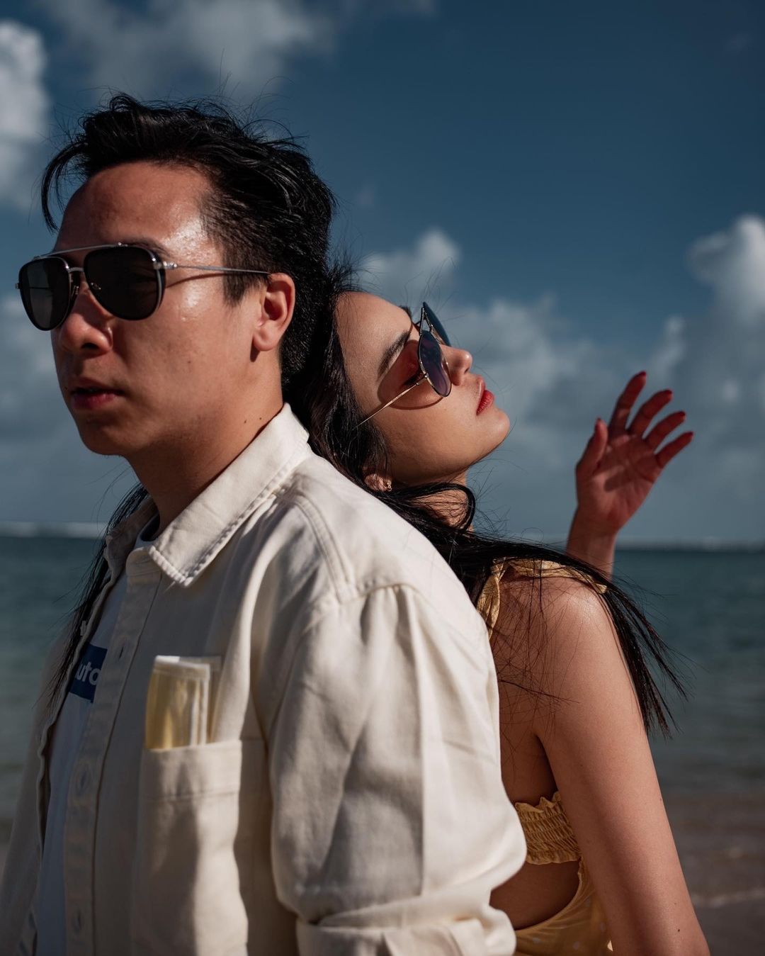 เมย์ พิชญ์นาฏ และ บิ๊ก อัครวัชร ใส่แว่นกันแดดสีดำ ทรง Aviator ถ่ายรูปคู่กัน ที่ชายหาด เกาะสมุย