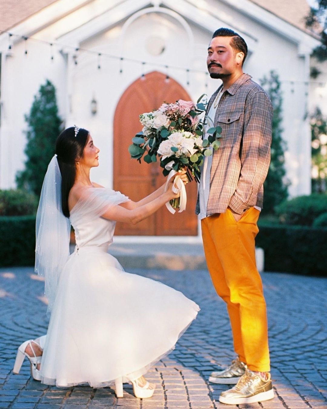 เนย วรัฐฐา อิมราพร หรือ เนย เนโกะจัมพ์ ในชุดเจ้าสาว และ ฤทธิ์ กาไชย แฟนหนุ่ม