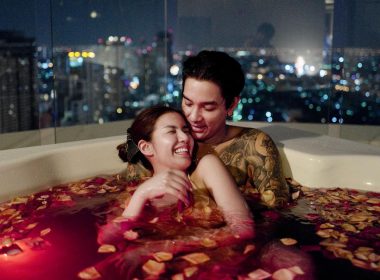 ใบเตย อาร์สยาม ในชุดว่ายน้ำแบบบิกินี่ และ ดีเจแมน หยอกล้อกัน ในอ่างจากุซซี่ ที่โรงแรม The Peninsula Bangkok