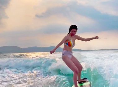 กวาง เดอะเฟซ ใส่ชุดว่ายน้ำของ Rip Curl กำลังเล่น Wakesurfing ด้วยคลื่นจากท้ายเรือ ในทะเลภูเก็ต