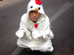หนุ่ม กรรชัย กำเนิดพลอย ใส่ชุดไก่ รำแก้บน ที่ศาลเจ้าแม่ตะเคียน อ.กบินทร์บุรี จ.ปราจีนบุรี