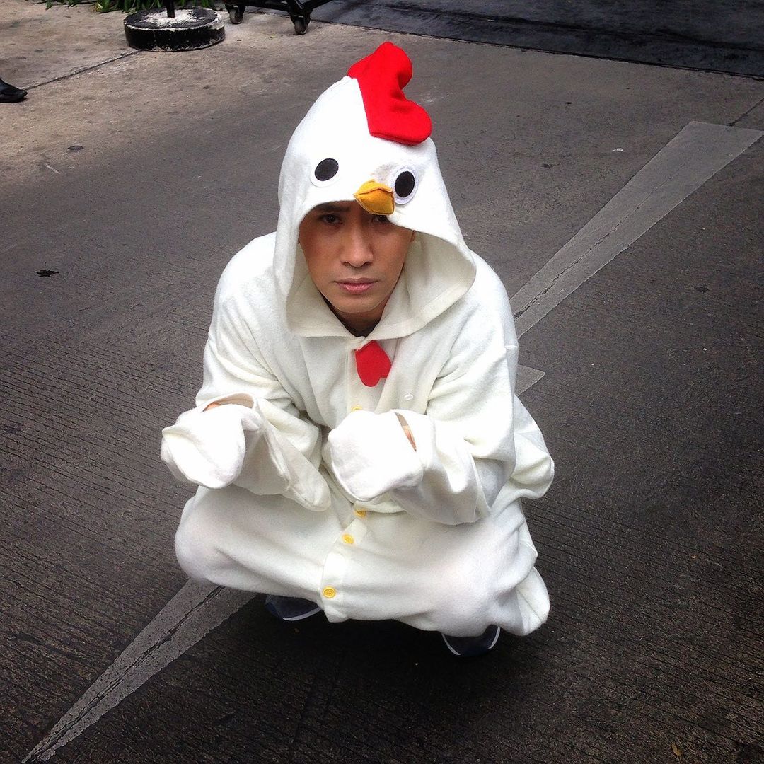 หนุ่ม กรรชัย กำเนิดพลอย ใส่ชุดไก่ รำแก้บน ที่ศาลเจ้าแม่ตะเคียน อ.กบินทร์บุรี จ.ปราจีนบุรี