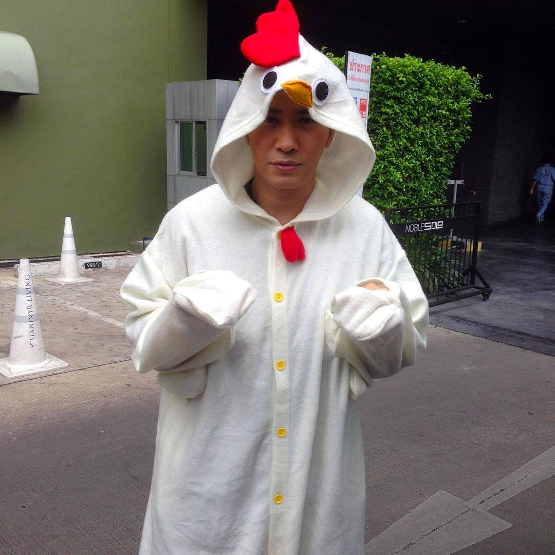 หนุ่ม กรรชัย กำเนิดพลอย ใส่ชุดไก่ รำแก้บน ที่ศาลเจ้าแม่ตะเคียน อ.กบินทร์บุรี จ.ปราจีนบุรี