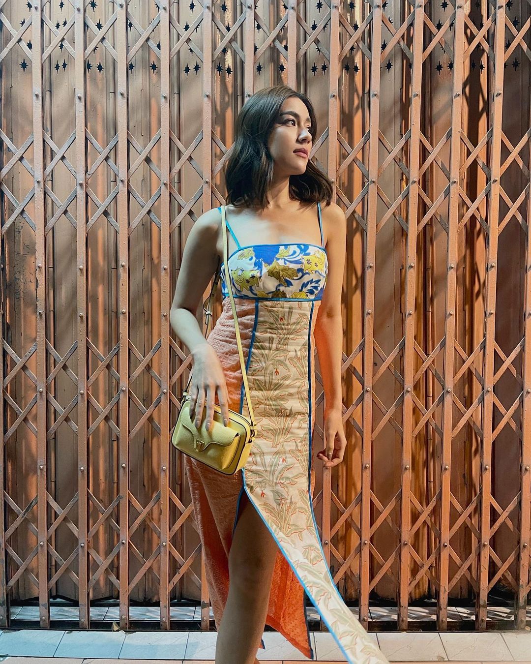 คิม คิมเบอร์ลี่ ใส่เดรสสายเดี่ยว เปิดหลัง ผ่าหน้า ผ่าหลัง สีโอลด์โรส ลายดอกไม้ สะพายกระเป๋าใบเล็ก สีเหลืองอ่อน