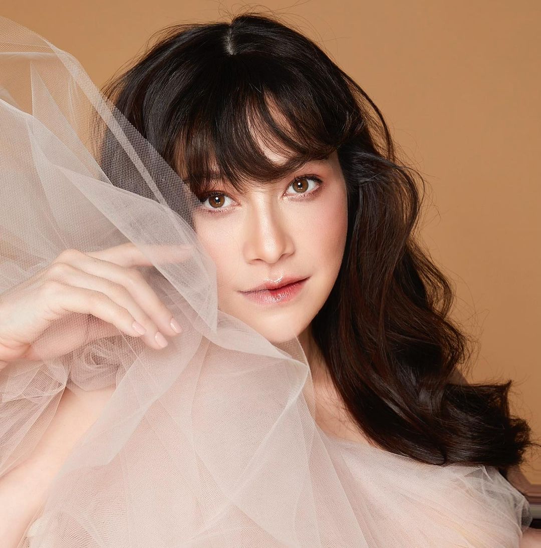 ลี นาตาลี เจียรวนนท์ แต่งหน้าสวย ราวกับตุ๊กตา ถ่ายภาพเซ็กซี่ ก่อนคลอดลูก