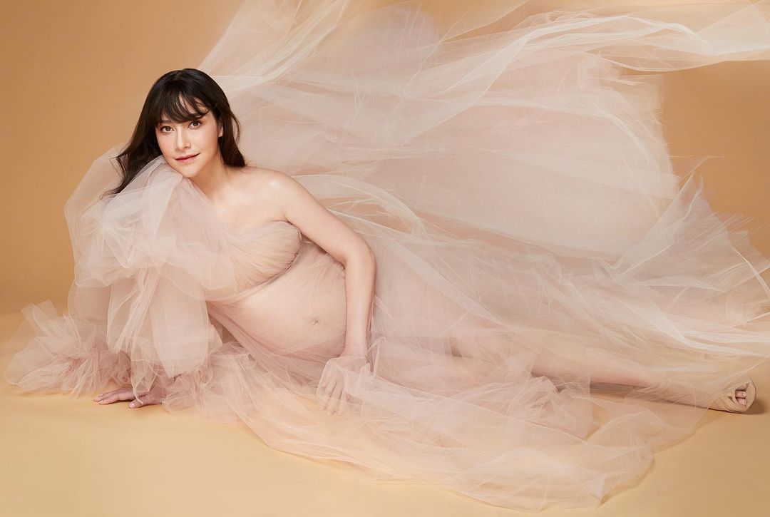 ลี นาตาลี เจียรวนนท์ ถ่ายภาพเซ็กซี่ ในชุดผ้าชีฟอง ก่อนคลอดลูก