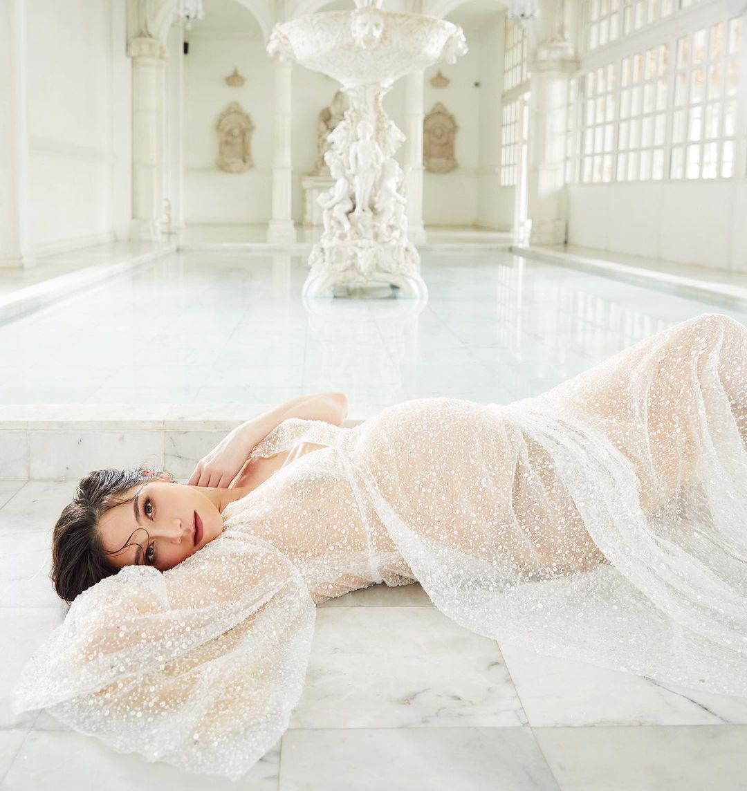 ลี นาตาลี เจียรวนนท์ ถ่ายภาพเซ็กซี่ ในชุดผ้าชีฟองสีขาว ก่อนคลอดลูก