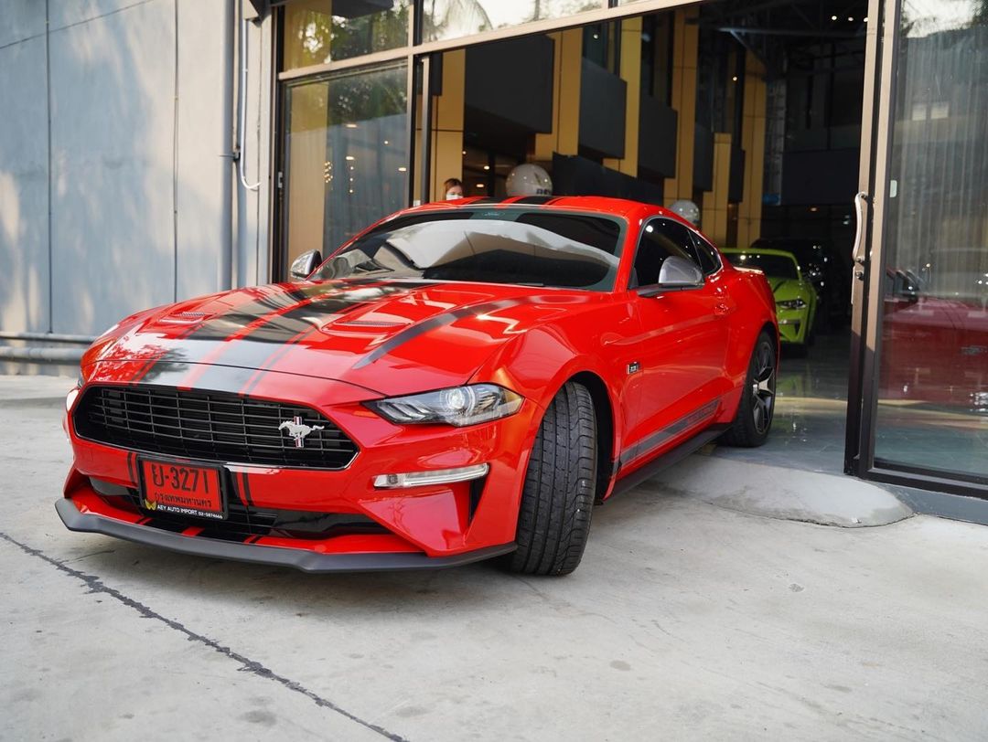 Ford Mustang 2.3L EcoBoost Coupe สีแดง ราคา 3.699 ล้านบาท ของ หนูเล็ก ก่อนบ่าย และ เอก เอกวุธ สามี