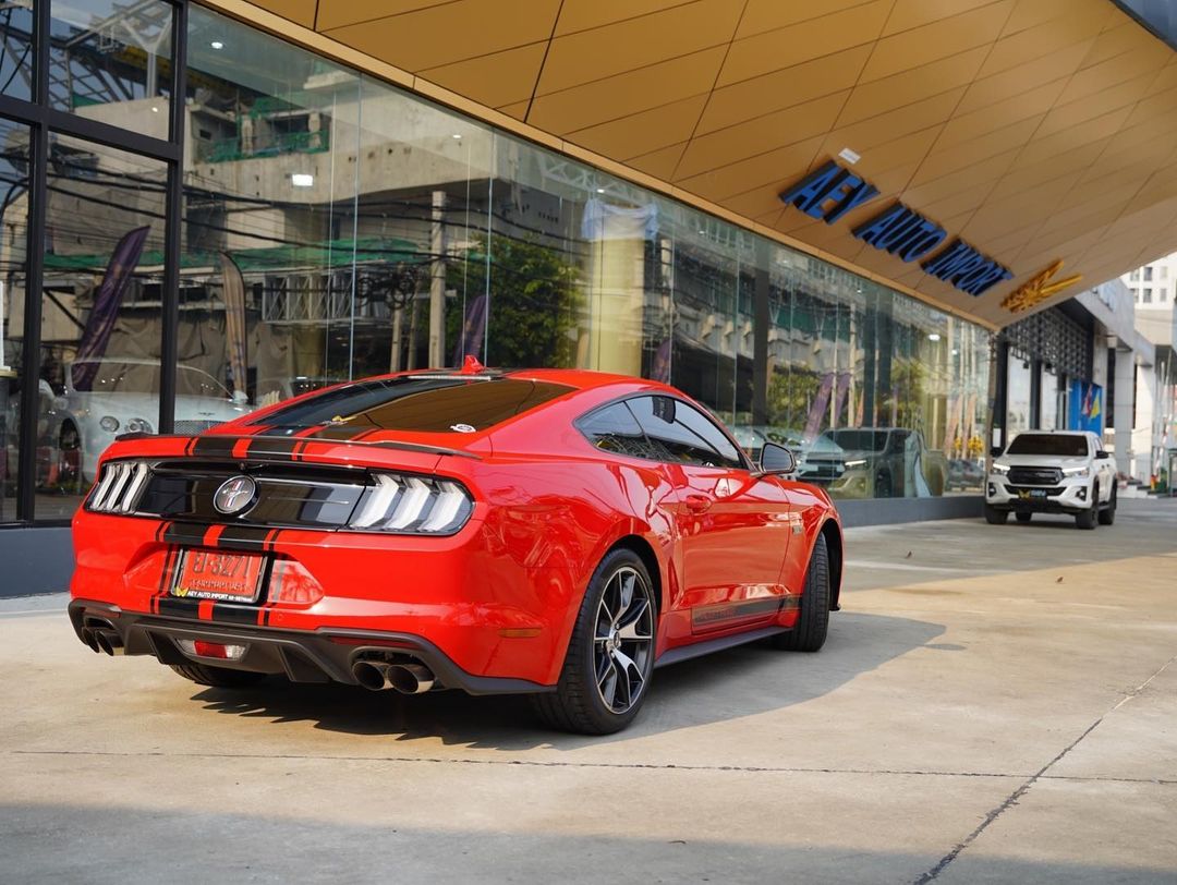 Ford Mustang 2.3L EcoBoost Coupe สีแดง ราคา 3.699 ล้านบาท ของ หนูเล็ก ก่อนบ่าย และ เอก เอกวุธ สามี