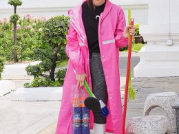 เป้ย ปานวาด ใส่เสื้อกันฝน สีชมพู และ รองเท้าบูท พร้อมน้ำยาล้างห้องน้ำ ไม้ถูพื้น แปรงขัดส้วม