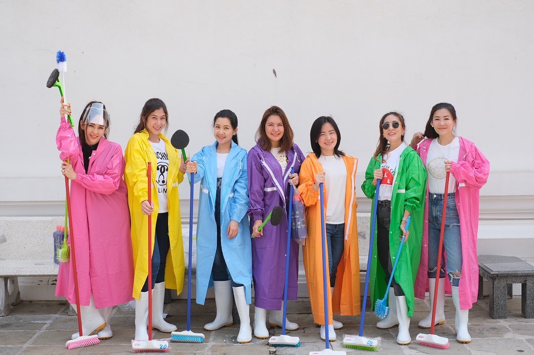 เป้ย ปานวาด และแก๊งเพื่อน ใส่เสื้อกันฝน และ รองเท้าบูท พร้อมไม้ถูพื้น แปรงขัดส้วม เตรียมล้างห้องน้ำวัดสุทัศน์