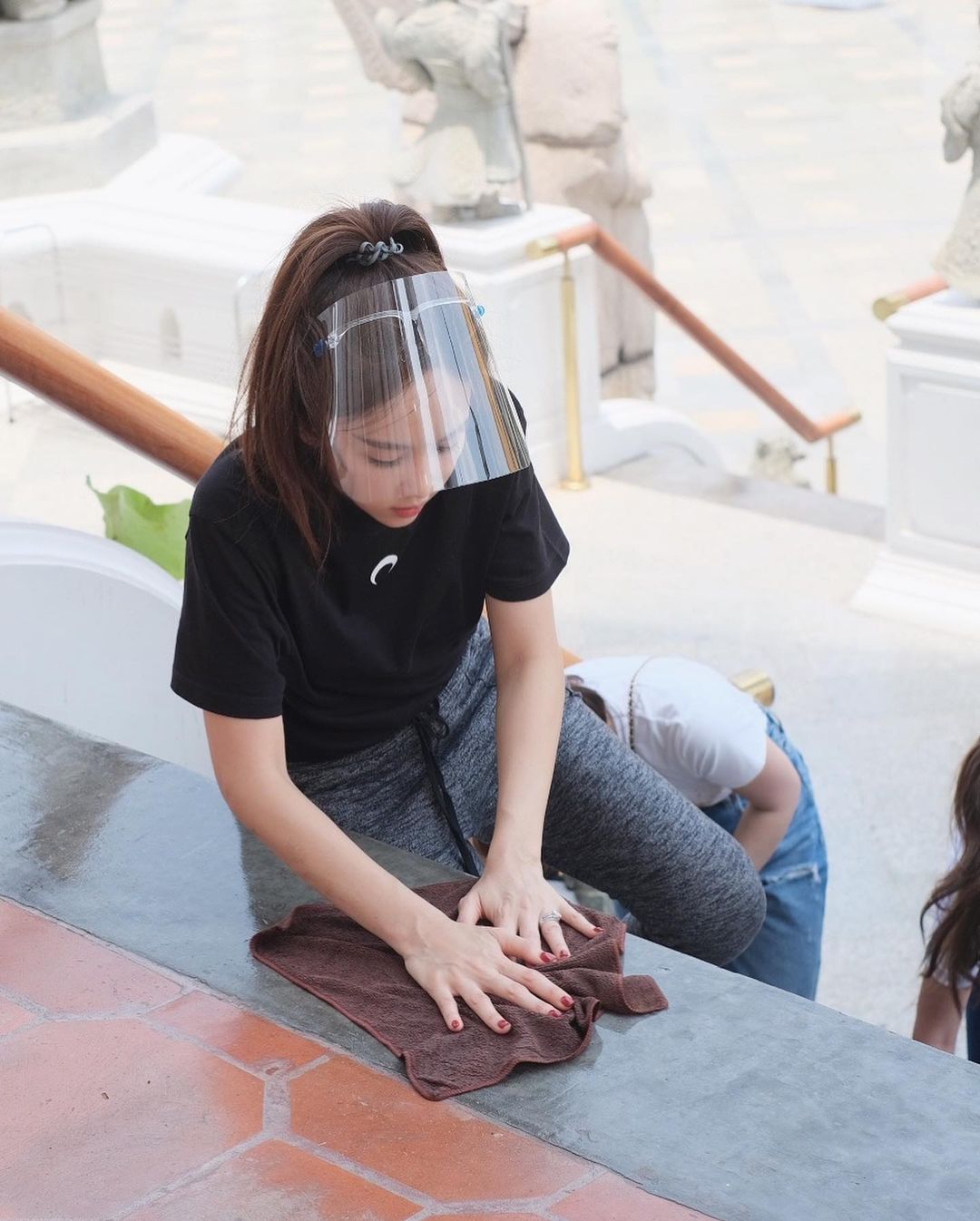 เป้ย ปานวาด กำลังถูพื้น ที่วัดสุทัศน์