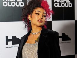 พิมรี่พาย เจ้าของค่ายเพลง High Cloud Entertainment ทำผมหยิก ใส่เสื้อเกาะอก และ สร้อยคอประดับเพชร