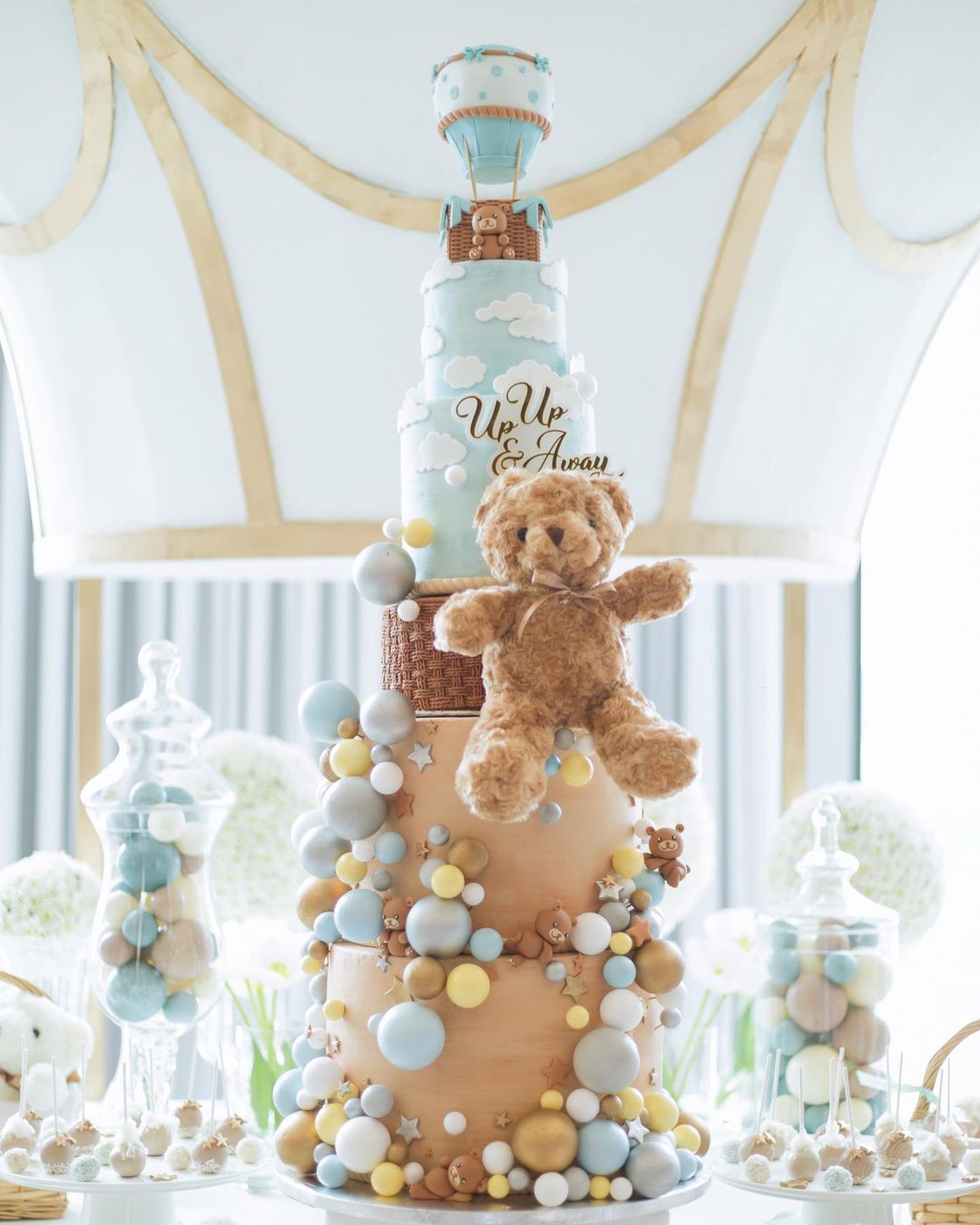 เค้กที่ได้รับการตกแต่งอย่างสวยงาม ภายในงาน Baby Shower ของ ศรีริต้า เจนเซ่น และ กรณ์ ณรงค์เดช