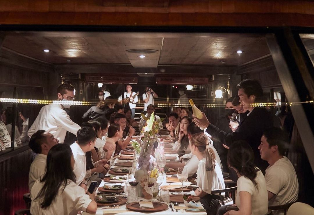 ไฮโซณัย ประณัย พรประภา และเพื่อนๆ รับประทานอาหารร่วมกัน บนเรือล่องแม่น้ำเจ้าพระยา