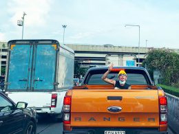 แจ๊ส ชวนชื่น นั่งท้ายรถกระบะ ไปกักตัวต่อที่บ้าน หลังออกจากโรงพยาบาลบำรุงราษฎร์