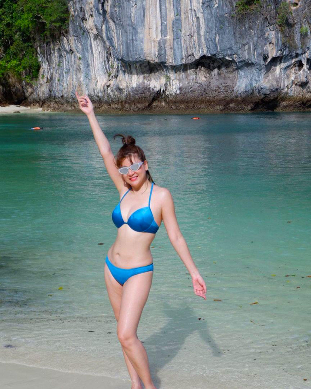 โอ๋ ภัคจีรา ลดน้ำหนักแล้ว ใส่ชุดว่ายน้ำแบบบิกินี่ สีฟ้า ลงเล่นน้ำทะเล ที่เกาะห้อง จังหวัดกระบี่