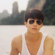 หมาก ปริญ สุภารัตน์ ใส่เสื้อกล้ามสีขาว และ แว่นกันแดด Ray-Ban Aviator กรอบสีทอง เลนส์สีดำ
