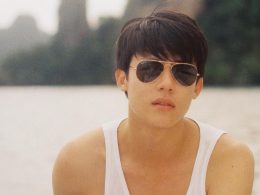 หมาก ปริญ สุภารัตน์ ใส่เสื้อกล้ามสีขาว และ แว่นกันแดด Ray-Ban Aviator กรอบสีทอง เลนส์สีดำ