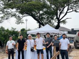 นาย ณภัทร เสียงสมบุญ และแม่ หมู พิมพ์ผกา ถ่ายรูปร่วมกับสถาปนิก และผู้รับเหมาก่อสร้าง ในพิธีลงเสาเอก